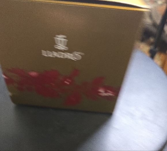 Lladro 2008 Porcelain White Bell Ornament - Picture 5 of 14